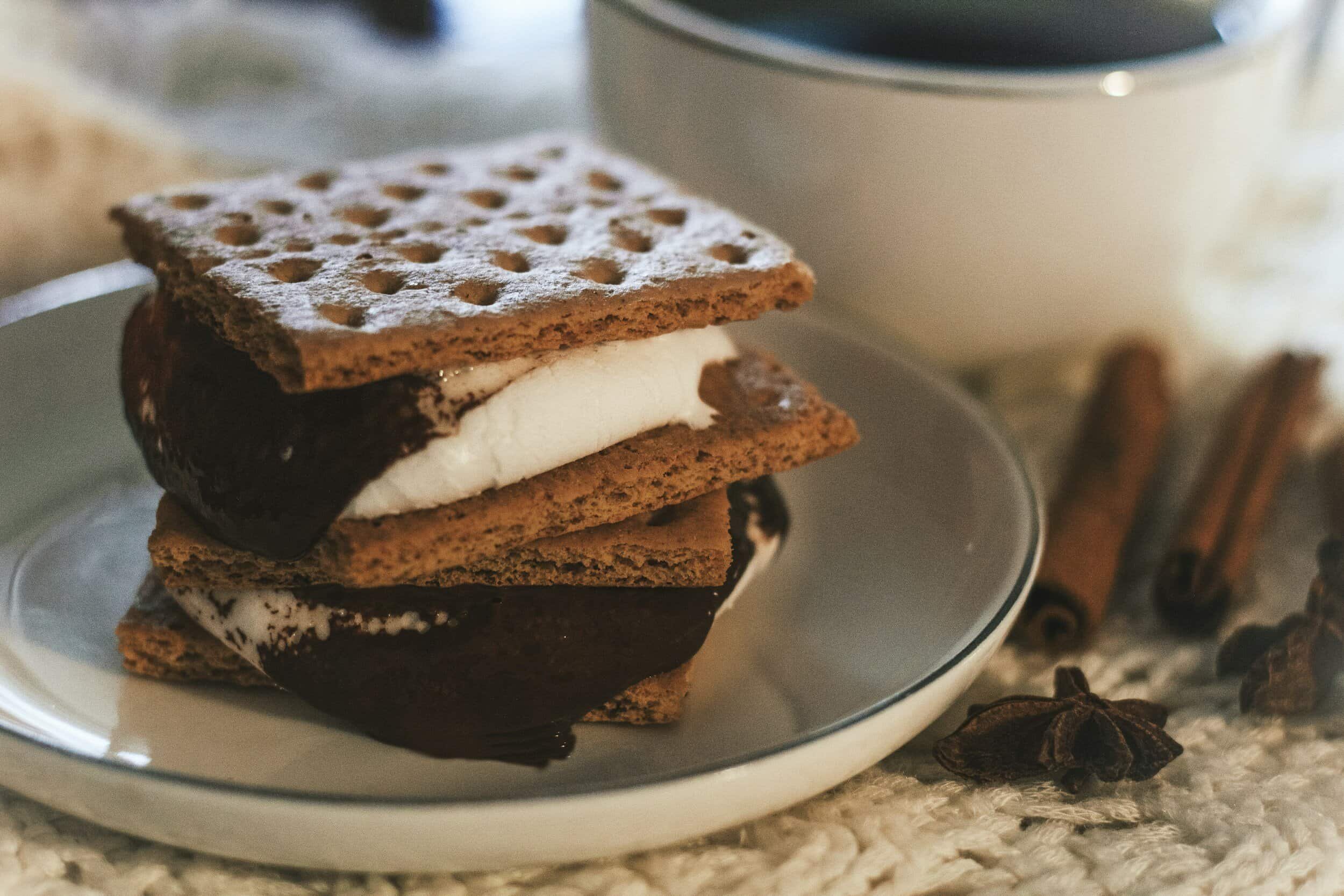 graham crackers with marshmallow filling