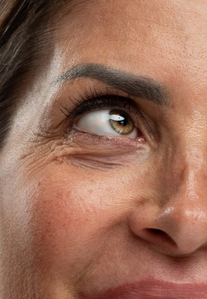 Close-up-of-woman_s-eye-with-natural-makeup-and-defined-brows